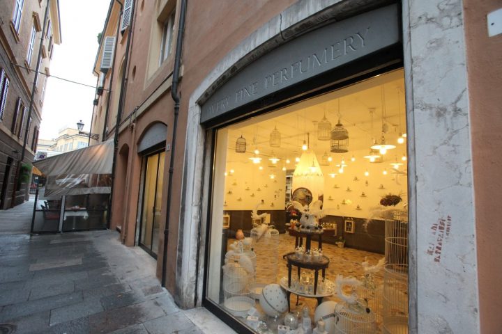 Avery Fine Perfumery Storefront In Modena, Italy. | Modena pour Table Stockholm Alina