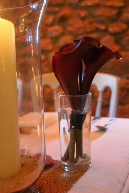 Black Canto Calla Lilies | White Wedding Flowers, Barn serapportantà Calla 2 Pedistal Porcher Black Canto Calla Lilies | White Wedding Flowers, Barn serapportantà Calla 2 Pedistal Porcher