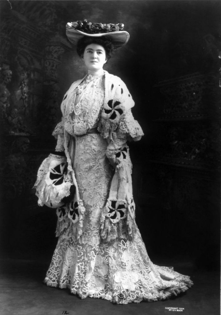 Category:fashion In 1904 avec Mature Aux Toilettes