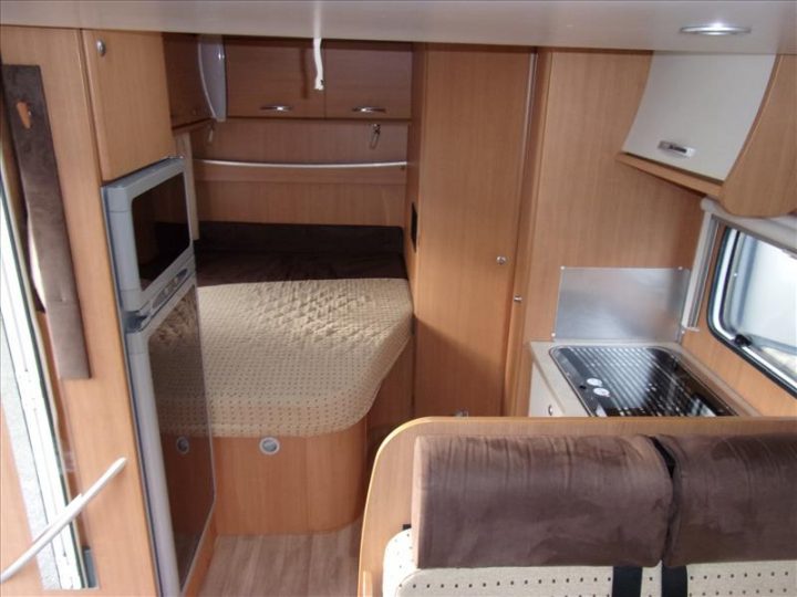 Challenger Genesis 36 Occasion, Porteur Fiat 2.3L 130Cv avec Lit Qui Descend Sur Genesis 36