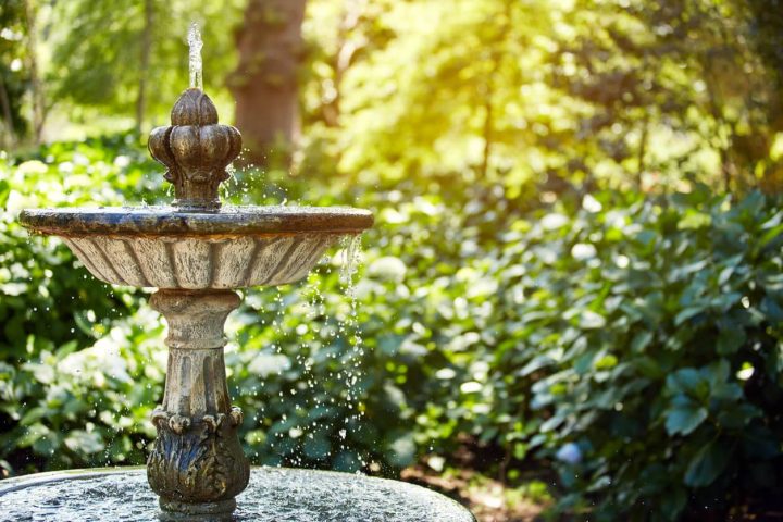 Choisir Une Fontaine De Jardin | Pratique.fr serapportantà Une Gazelle Dans Un Jardin