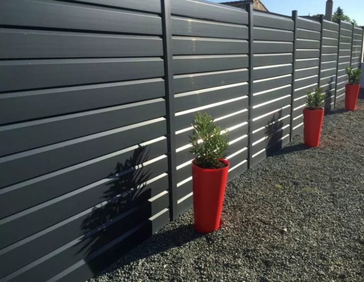 Clôture Pvc Gris Anthracite Avec Pots De Fleurs Et intérieur Portillon Pvc Gris Anthracite