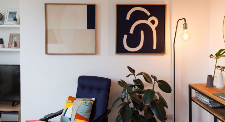 Comment Accrocher Vos Affiches, Tableaux Et Cadres Déco tout Comment Fixer Un Carton Au Mur