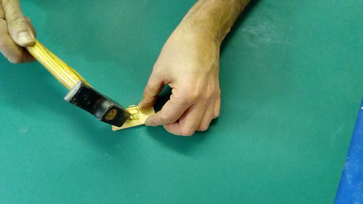 Comment Suspendre Un Meuble En Carton ? – Cartonrecup dedans Comment Fixer Un Carton Au Mur