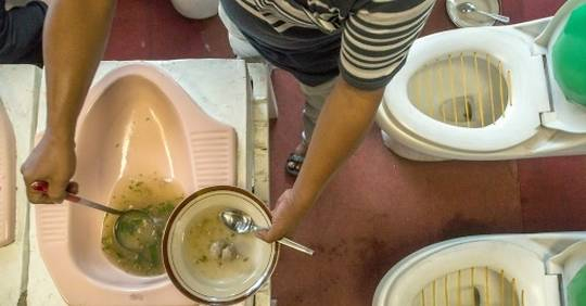 En Indonésie, Le Café Toilette Allie Insolite Et Éducation encequiconcerne Toilette Hors Service