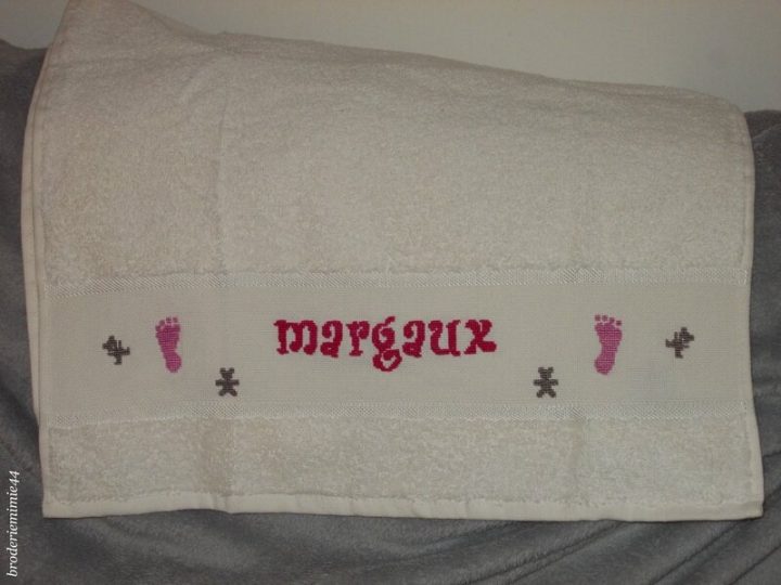 Gigoteuse Brodée Au Tire-Fils + Serviette De Toilette Pour à Toilette Tres Taryre