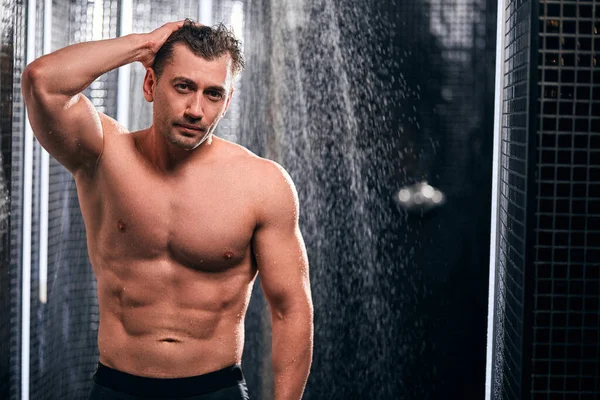 Homme Nu Sous La Douche. Modèle Masculin En Maillot De destiné Homme Sous La Douche