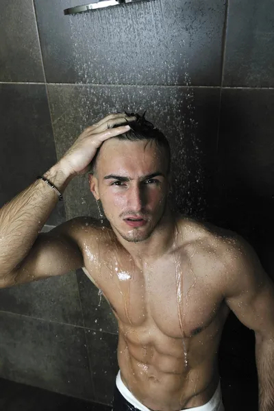 Homme Nu Sous La Douche. Modèle Masculin En Maillot De tout Homme Sous La Douche
