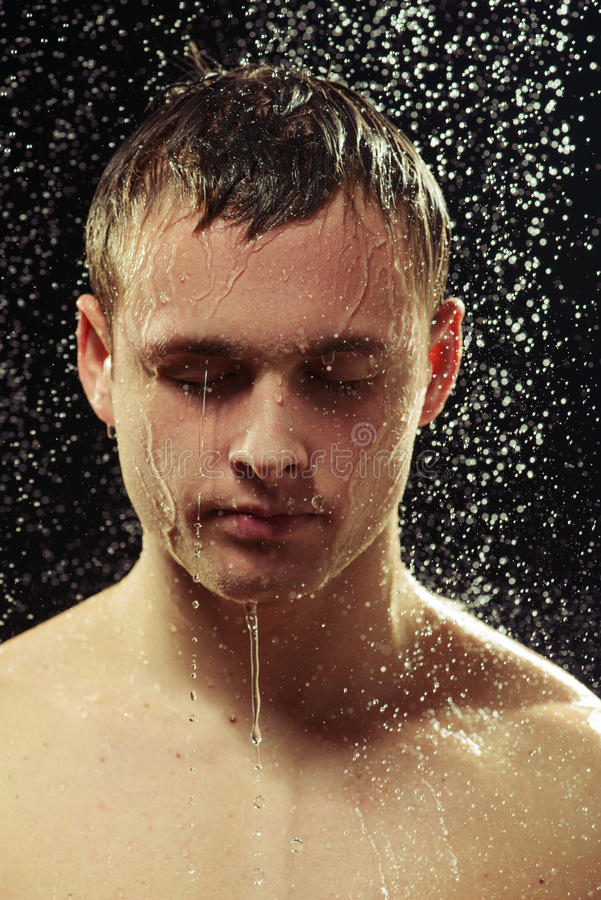 Homme Sous La Douche Des Images - Téléchargez 1,095 Photos encequiconcerne Homme Sous La Douche