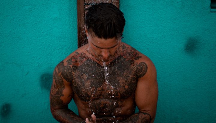 Insolite : Cet Homme Va Prendre Sa Douche Sans Éteindre Sa dedans Homme Sous La Douche