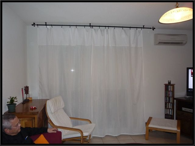 Laissez-Moi Vous Montrer – Les Chaussettes Dépareillées avec Rideaux Trop Courts