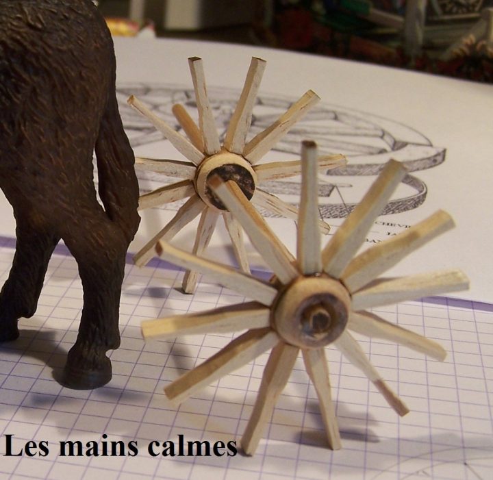 Les Mains Calmes: Charette Attellée Miniature à Plan De Charrette En Bois
