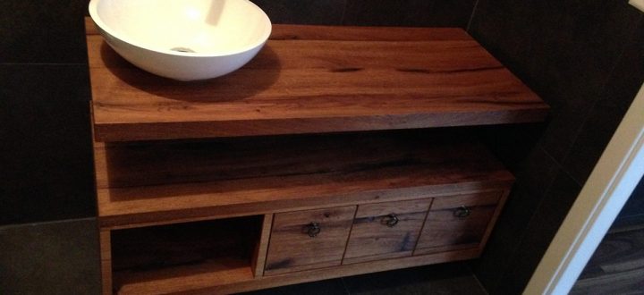 Meuble De Salle De Bain En Vieux Bois Chêne Rustique encequiconcerne Formations En Restauration De Vieux Meubles Hainaut