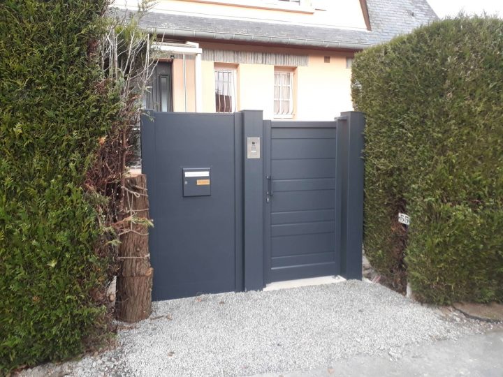 Pose D'Un Portillon Et D'Un Totem Boîte Aux Lettres En destiné Portillon Pvc Gris Anthracite