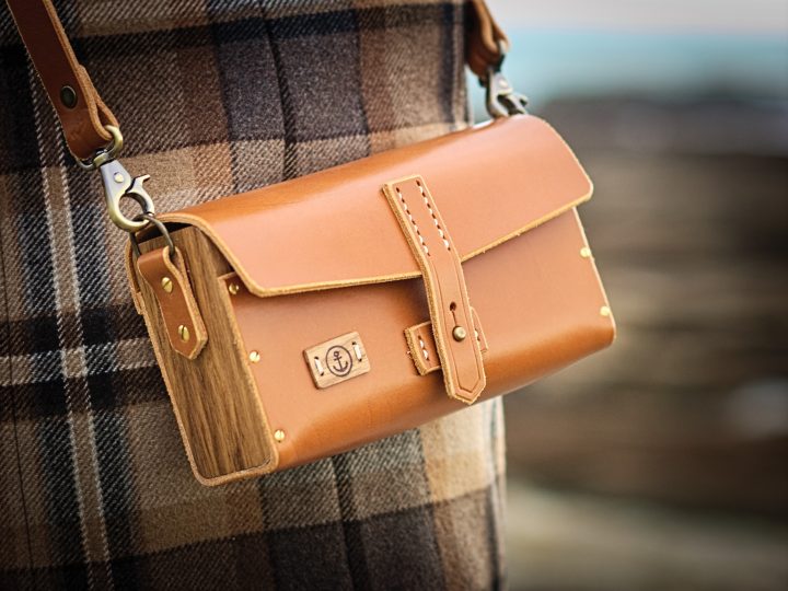 Sac Bandoulière En Cuir Tannage Végétal Et Bois De Chêne avec Bagage A Main Toilette Bois Sac Bandoulière En Cuir Tannage Végétal Et Bois De Chêne avec Bagage A Main Toilette Bois