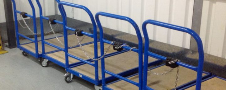 Stock En Box : Des Consigneurs Sur Les Chariots Et dedans Garde Meuble Caluire