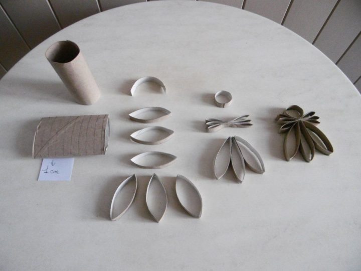 Un Ange Avec Le Rouleau En Carton Du Papier Toilette pour Le Trefle Papier Wc"" Un Ange Avec Le Rouleau En Carton Du Papier Toilette pour Le Trefle Papier Wc""