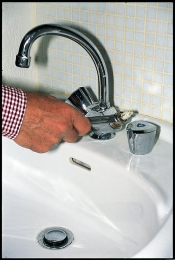 Un Petit Pas-À-Pas Pour Vous Aider À Démonter Le Robinet concernant Robinet De Lavabo Qui Bouge Un Petit Pas-À-Pas Pour Vous Aider À Démonter Le Robinet concernant Robinet De Lavabo Qui Bouge