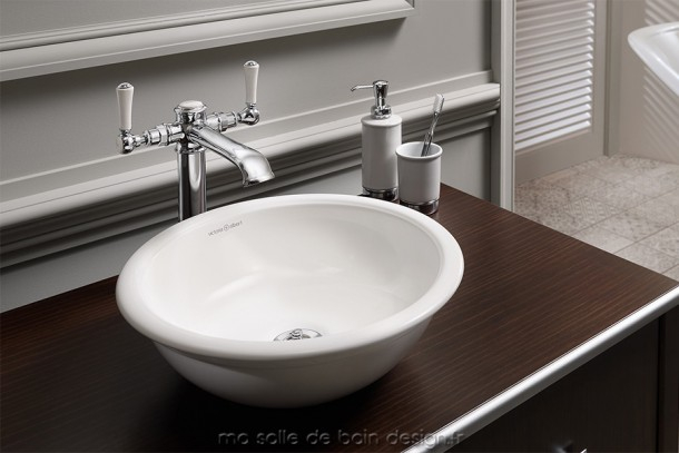 Vasque À Poser Moderne De Forme Ovale Et De Faible Hauteur concernant Grande Trigle De Douche Ovale