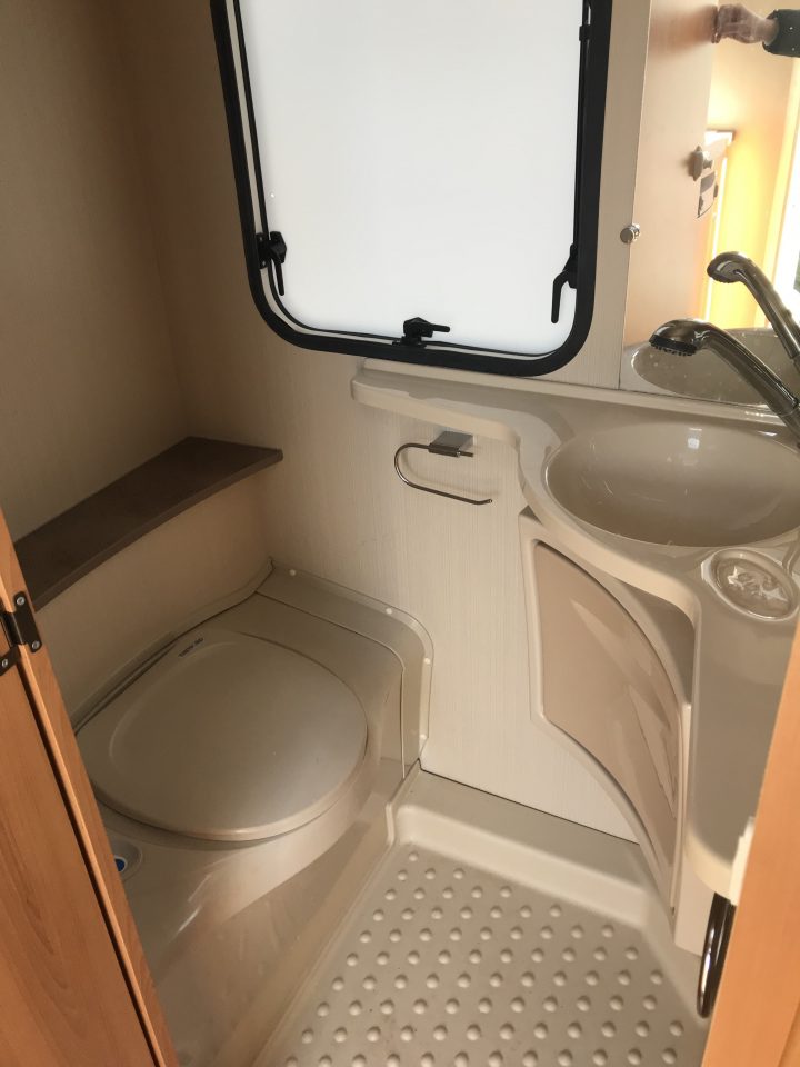 store pour caravane caravelair
