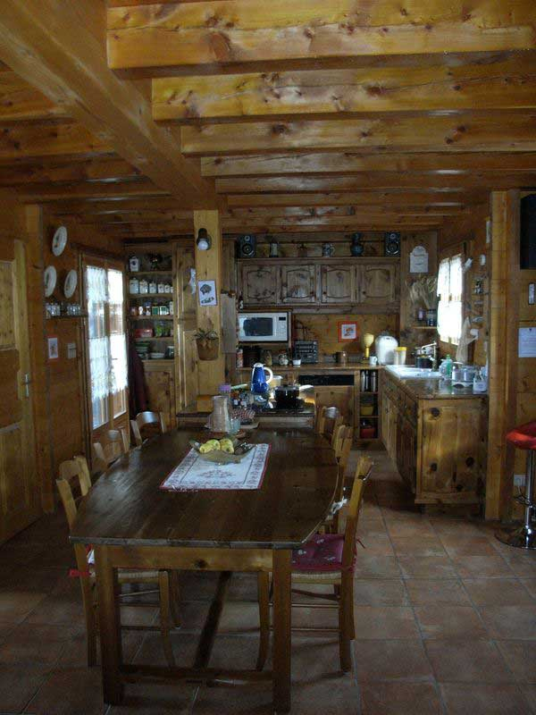 Agencement Cuisine En Bois Massif Style Montagne Ou Campagne intérieur Cuisine Style Montagne