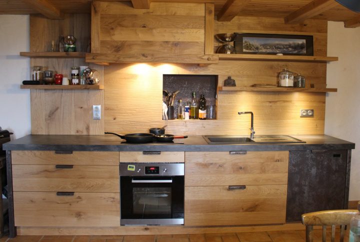 Cuisine En Chene Noueux Et Metal – Menuiserie & Agencement Gérard dedans Cuisine Style Montagne