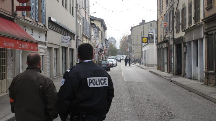 Isère : Une Mère Tuée, Ses Deux Enfants Retrouvés Morts Dans Un Frigo dedans La Police Fouille Dans Les Frigos Isère : Une Mère Tuée, Ses Deux Enfants Retrouvés Morts Dans Un Frigo dedans La Police Fouille Dans Les Frigos