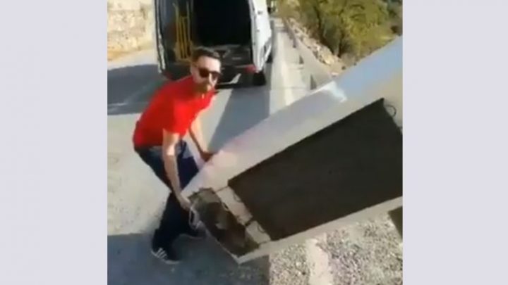 La Police Oblige Un Homme À Récupérer Un Frigo Qu'Il A Jété Dans La concernant La Police Fouille Dans Les Frigos La Police Oblige Un Homme À Récupérer Un Frigo Qu'Il A Jété Dans La concernant La Police Fouille Dans Les Frigos