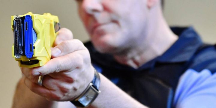 Le Projet Pilote De Tasers Pour Les Policiers Mis Au Frigo – Dh Les Sports+ tout La Police Fouille Dans Les Frigos Le Projet Pilote De Tasers Pour Les Policiers Mis Au Frigo – Dh Les Sports+ tout La Police Fouille Dans Les Frigos