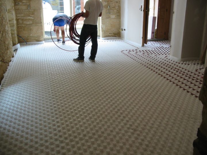 Pose De Plancher Chauffant Sur Dalles À Plots – Michel Viboud destiné Eau Stagnante Dalles Sur Plots