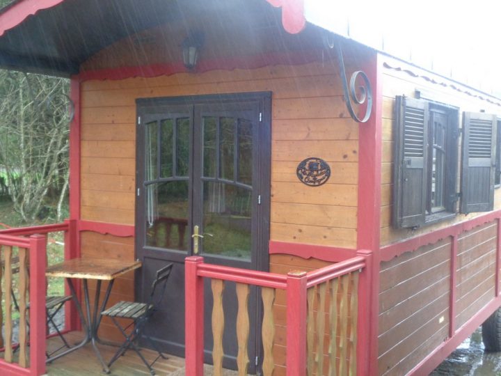 Roulotte Campagne Et Bois, Un Habitat Insolite Et Atypique serapportantà Rideau Douche Accordeon Pour Roulotte