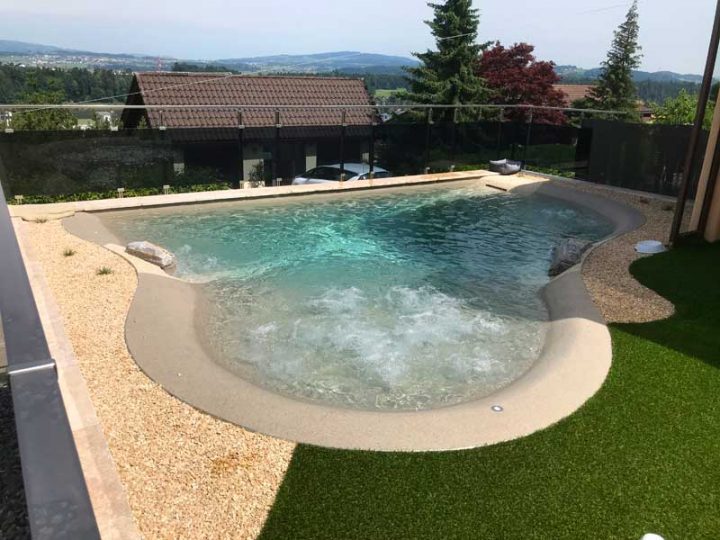 Swiss-Spa-Pool Biodesign, La Piscine Plage. – Kaderli Ag – Gartenbau destiné Plage De Piscine Avec Du Gazon Artificiel