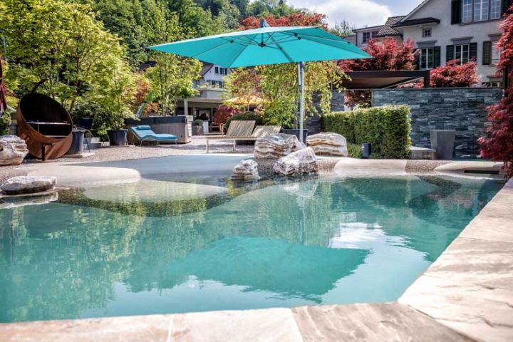 Swiss-Spa-Pool Biodesign, La Piscine Plage. – Kaderli Ag – Gartenbau encequiconcerne Plage De Piscine Avec Du Gazon Artificiel