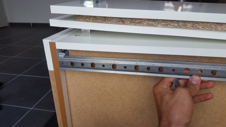 comment fixer un meuble de salle de bain suspendu