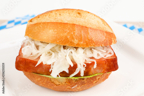 leberkäse im brötchen mit krautsalat leberkäse im brötchen mit krautsalat