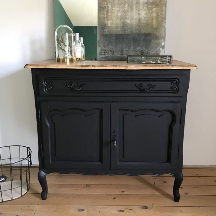 meuble peint en noir