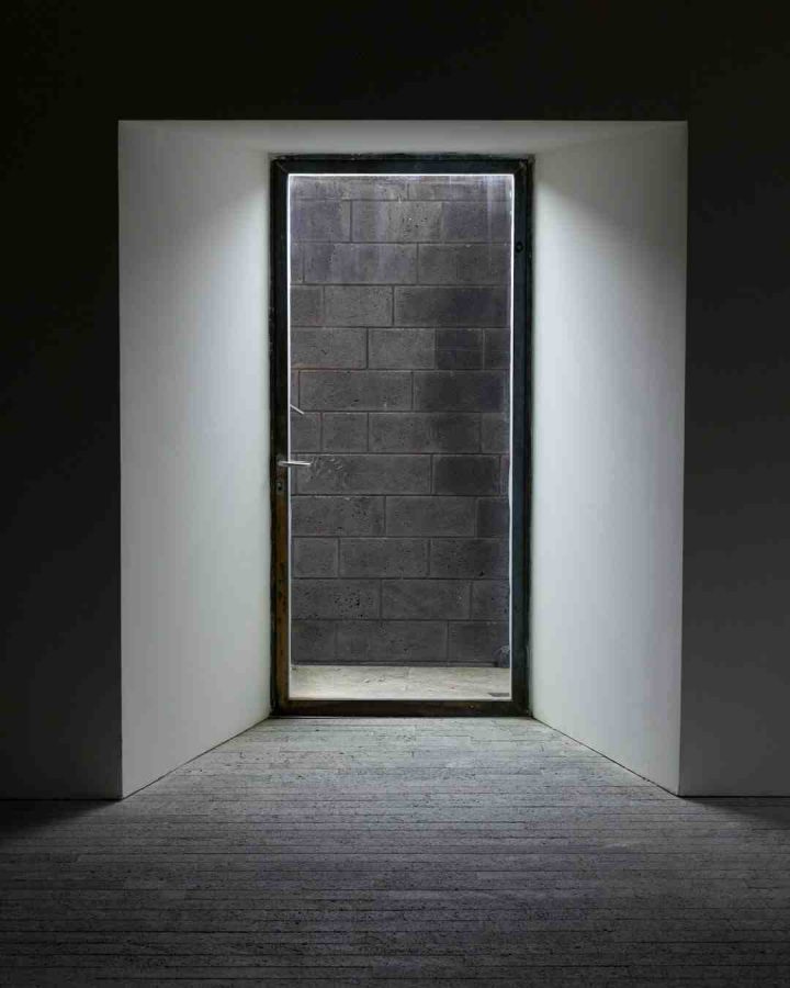 fixer meuble au mur sans percer