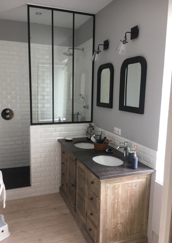 salle de bain avec meuble ancien