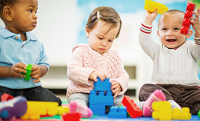 Spielen macht Babys glücklich | kindergesundheit-info.de