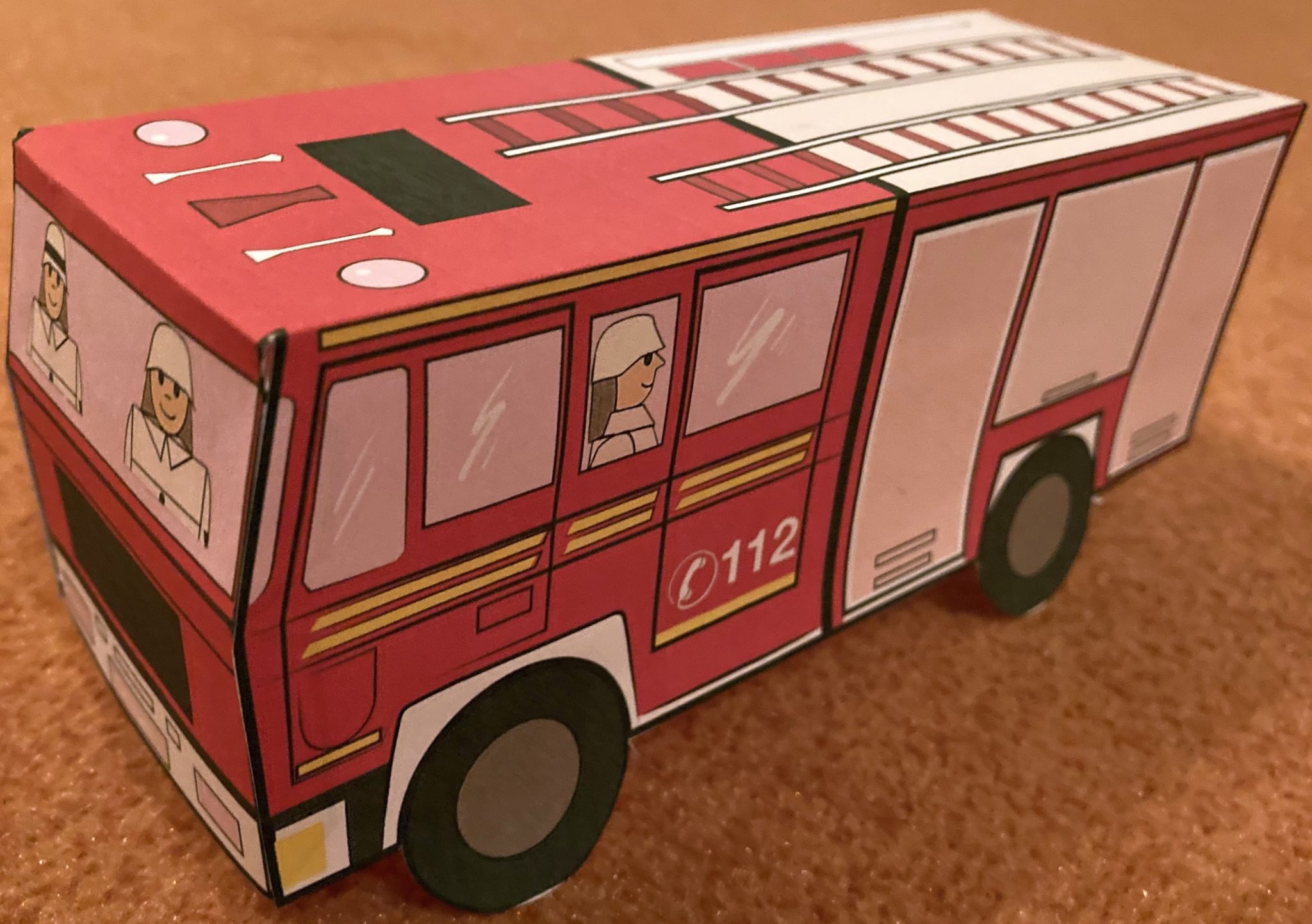 Feuerwehrauto Bastelvorlage kostenlos herunterladen