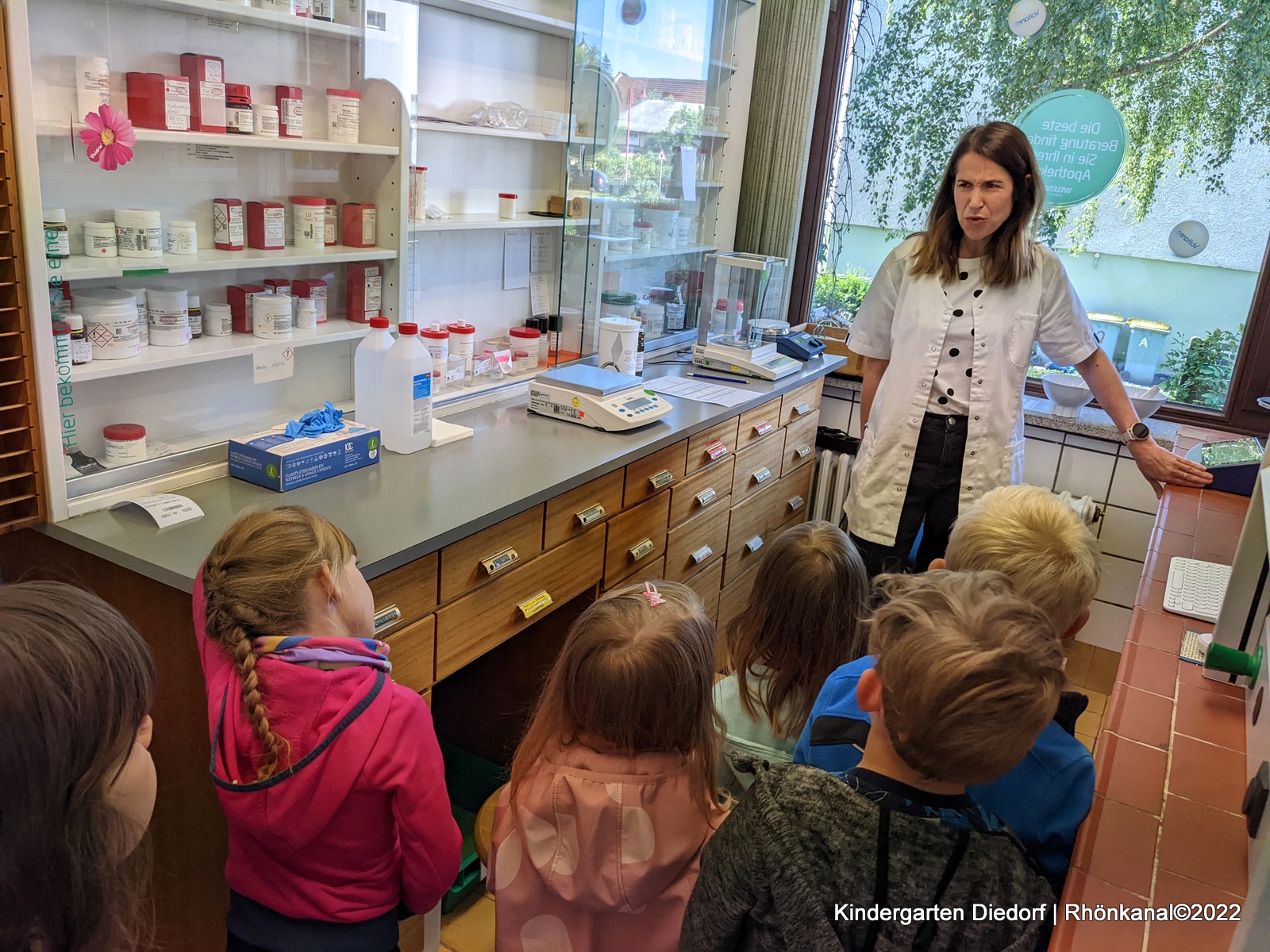  Kleine Apotheker – Kindergarten Diedorf erkundet die Rhön-Apotheke Bildidee 