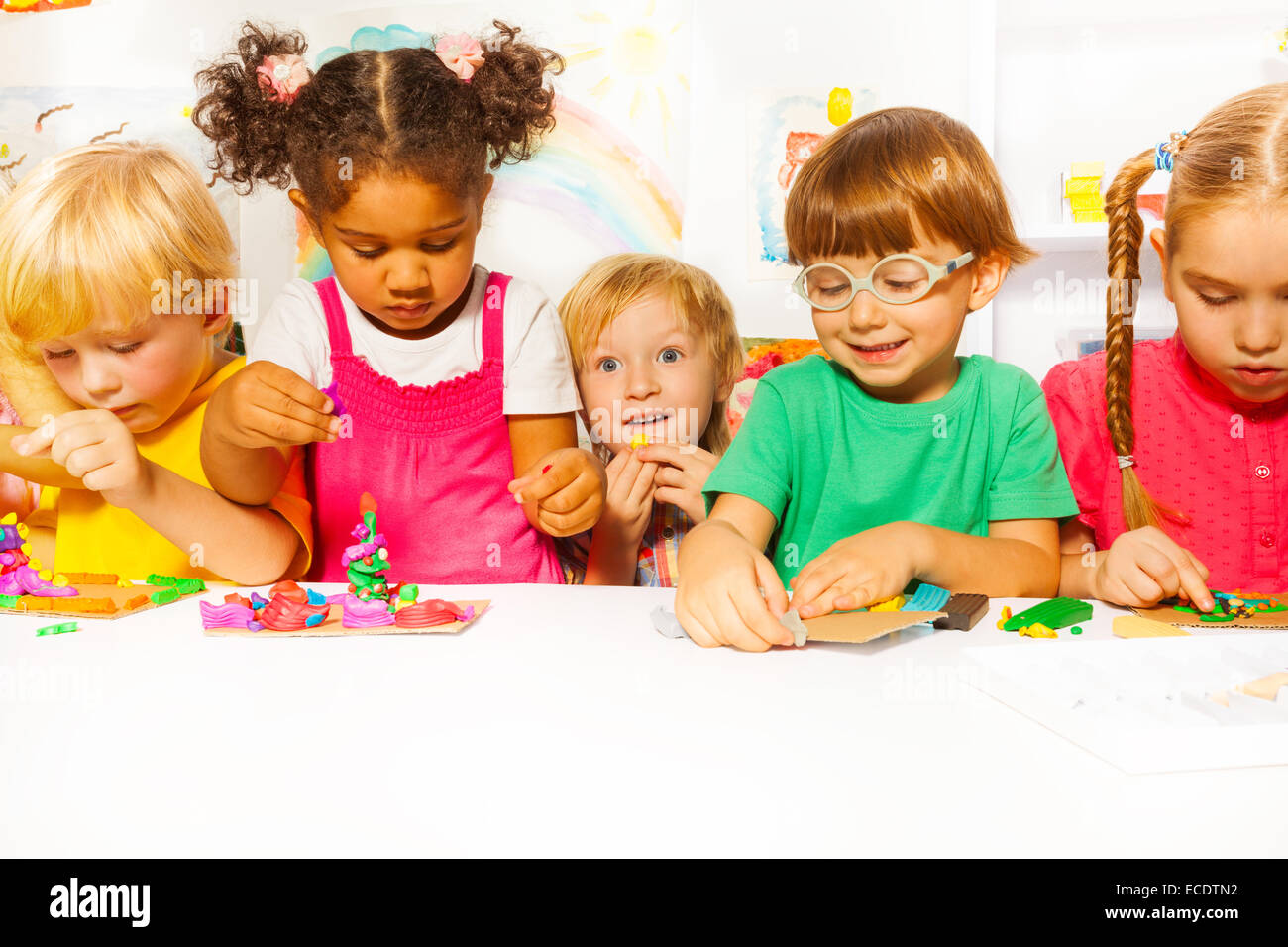  Foto zu Kindergruppe spiel kindergarten -Fotos und -Bildmaterial in hoher 