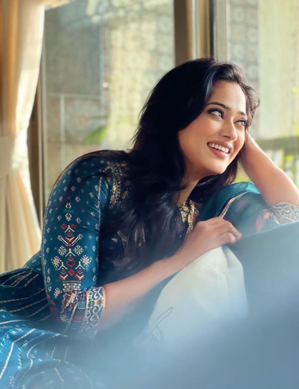 Shweta Tiwari stuns fans with her bold look glamorous avatar shown in