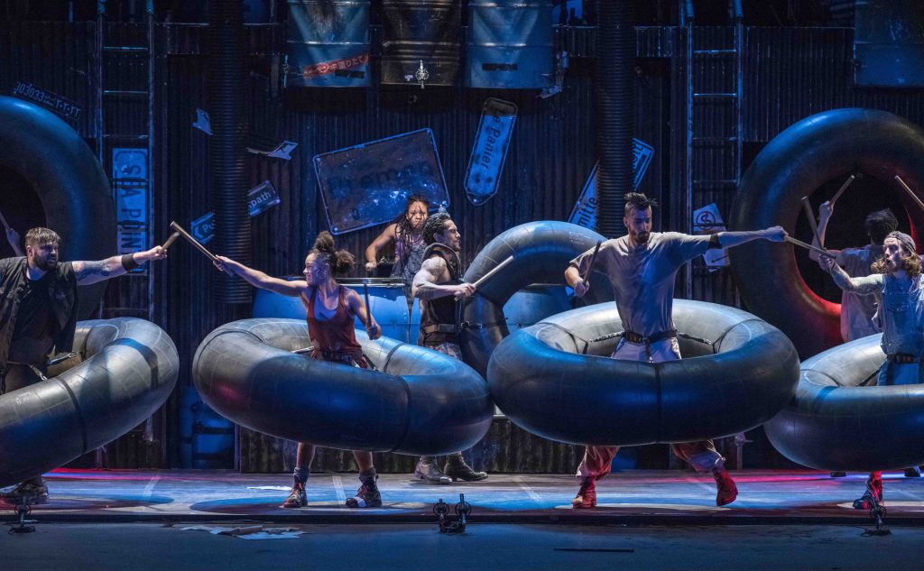 『STOMP ストンプ』13 年ぶりに来日! たたく!! 鳴らす!! 音と動きが舞うリズム!! 100 分ノンストップのパフォーマンス 8 月