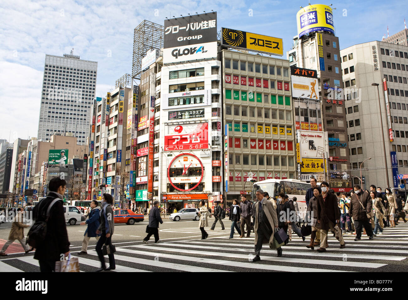 Busy street scene in Tokyo, Japan Stock Photo - Alamy