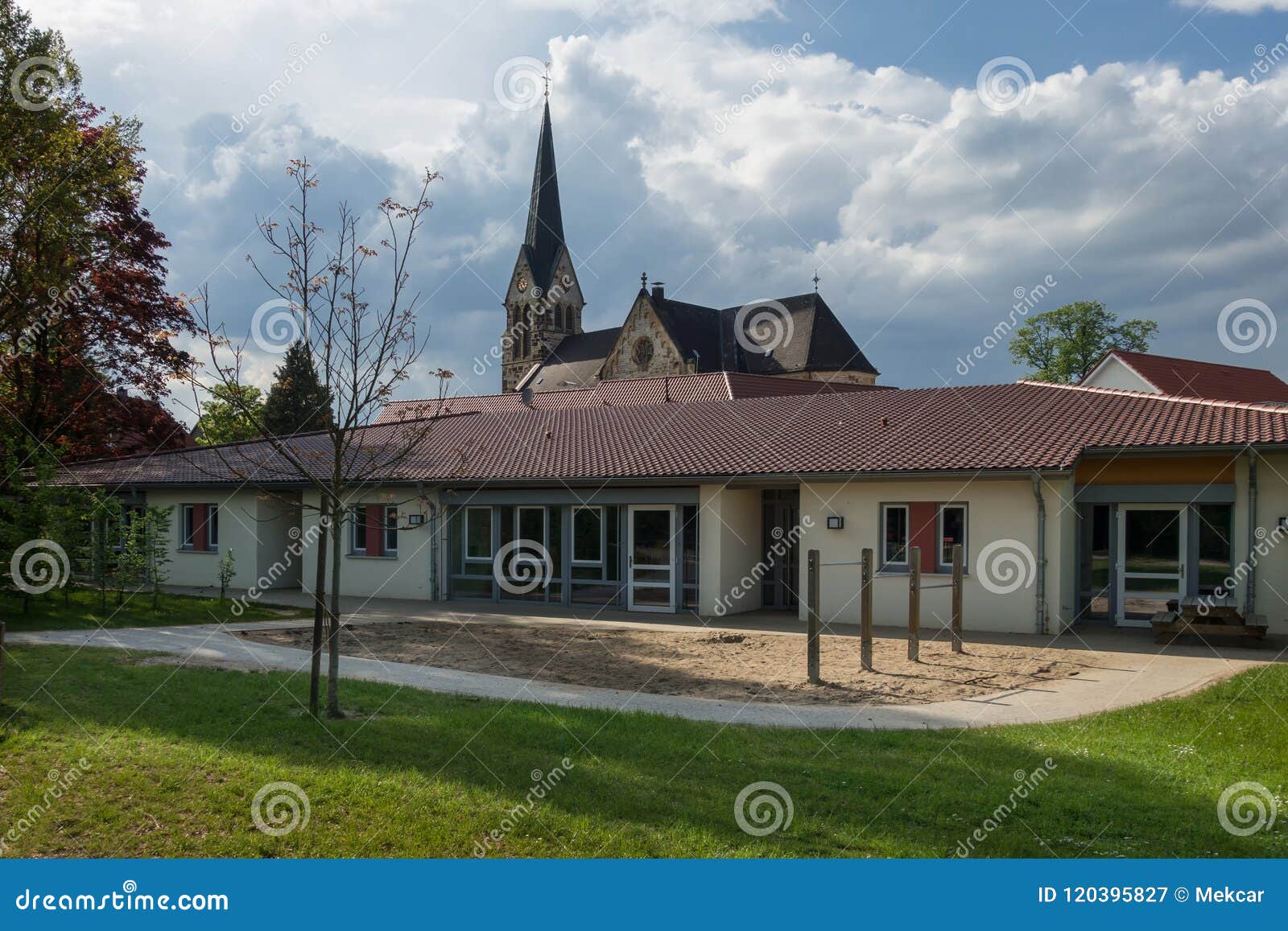  Kindergarten Vor Einer Katholischen Kirche in Deutschland Stockbild Illustration 