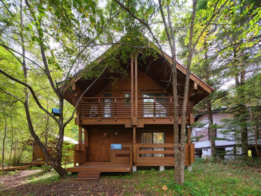  HARUNA CABIN 森の中のログハウス 、広々ウッドデッキでBBQ、公園散策、北軽井沢観光（嬬恋村）：（最新料金：2026年） Bildidee 