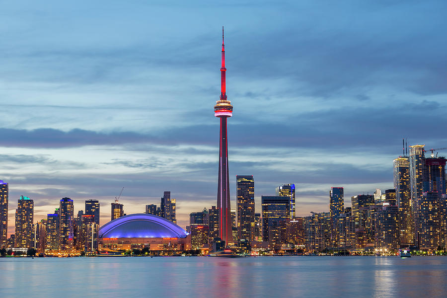  Foto zu City Skyline At Dusk Cn Tower, Toronto Photograph by Panoramic Images 