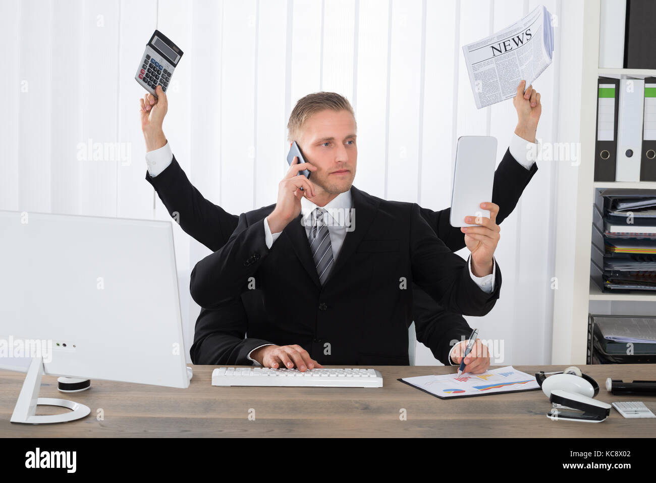  Foto zu Busy Businessman Multitasking At Desk In Office Stock Photo - Alamy 