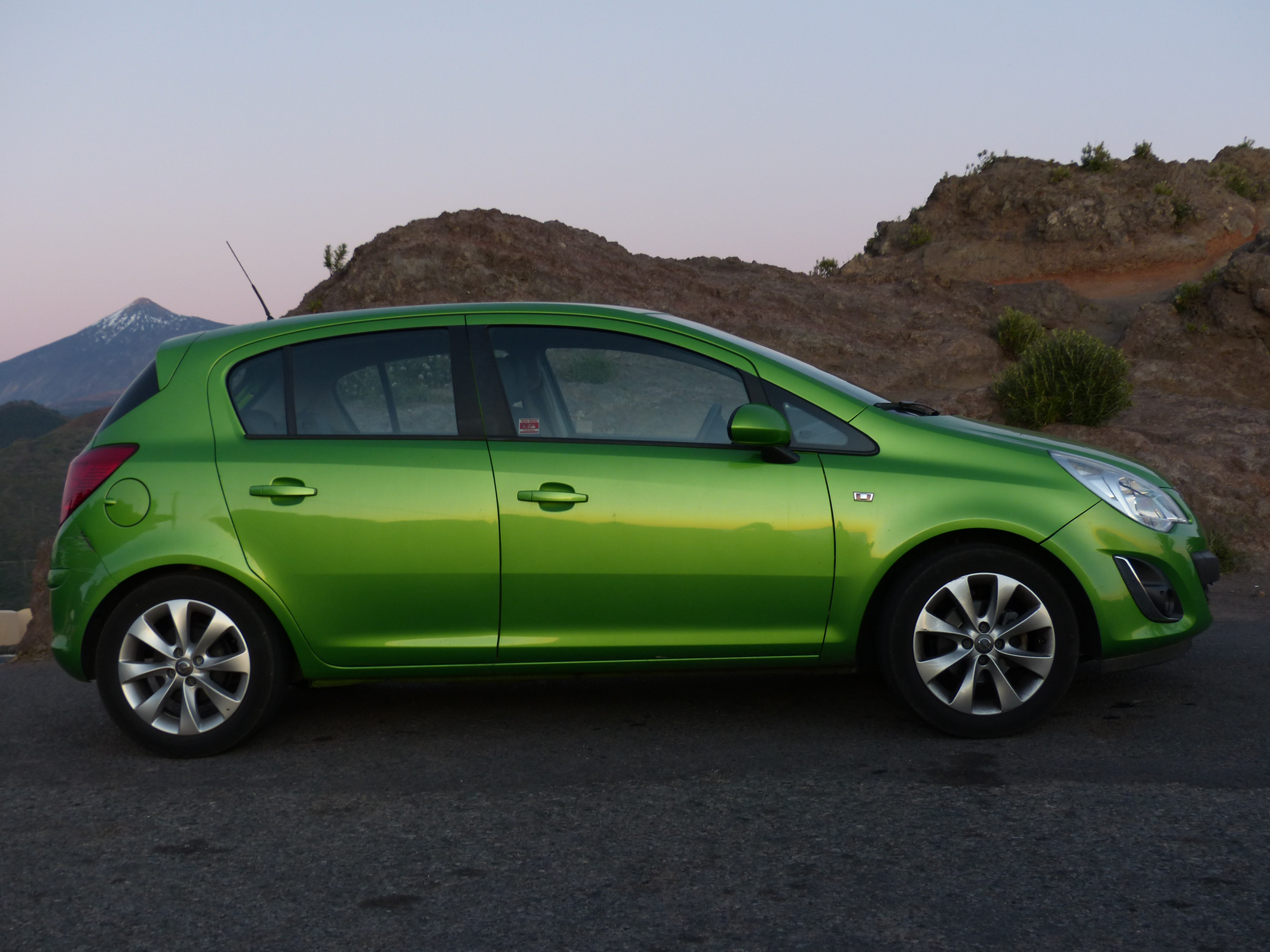 Gambar : warna, hatchback, city car, kendaraan darat, rumput hijau, cat